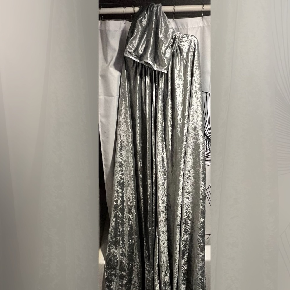 Elegant Silver Velvet cape - Picture 2 of 3